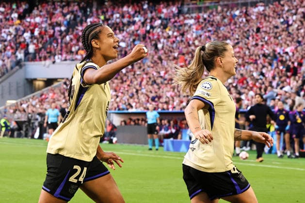 UEFA Womens Champions League 2025 26 - FC Bayern vs. FC Barcelona, Barca - Halbfinale - Hinspiel - Samstag, 25.04.2026 - Allianz Arena , München (Bayern, Deutschland) Esmee Brugts (FC Barcelona, 24) und Claudia Pina (FC Barcelona, 9) am jubeln Copyright: xSümeyyexAkcöltekinx