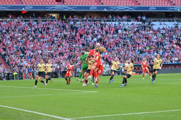 Allianz Arena, München, Deutschland 25.04.2026: Fußball, UEFA Women™s Champions League 2025 2026, Halbfinale Hinspiel, FC Bayern München Frauen vs. FC Barcelona, Barca Frauen: Spieler nach der Ecke. München Bayern Deutschland Copyright: xPhilippxMerkx