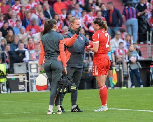 Allianz Arena, München, Deutschland 25.04.2026: Fußball, UEFA Women™s Champions League 2025 2026, Halbfinale Hinspiel, FC Bayern München Frauen vs. FC Barcelona, Barca Frauen: Vanessa Gilles (FC Bayern München, Abwehr) ist verletzt. München Bayern Deutschland Copyright: xPhilippxMerkx