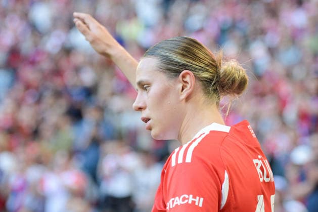 Allianz Arena, München, Deutschland 25.04.2026: Fußball, UEFA Women™s Champions League 2025 2026, Halbfinale Hinspiel, FC Bayern München Frauen vs. FC Barcelona, Barca Frauen: Klara Bühl Klara Buehl (FC Bayern München, Sturm) vor dem Eckschuss. München Bayern Deutschland Copyright: xPhilippxMerkx