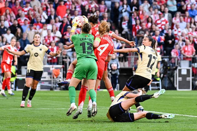 Fußball I Frauen I Saison 2025-2026 I Champions League I Halbfinale I FC Bayern München - FC Barcelona, Barca I 25.04.2026 Catalina Coll (13, FC Barcelona) entschärft den Ball vor Momoko Tanikawa (18, FC Bayern München) und Glodis Viggosdottir (4, FC Bayern München), rechts Patri Guijarro (12, FC Barcelona) München Allianz-Arena (Werner-Heisenberg-Allee 25) Bayern Deutschland Copyright: xLobeca InesxHähnelx