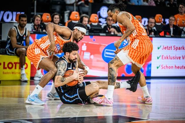 Neu Ulm, Deutschland, 25.04.26: Justin Simon (ratiopharm ulm), Devon Daniels (Veolia Towers Hamburg) und Nelson Weidemann (ratiopharm ulm) im Zweikampf waehrend des Basketball Bundesliga Spiels zwischen ratiopharm ulm vs Veolia Towers Hamburg in der ratiopharm Arena am 25. April 2026 in Neu Ulm, Deutschland. (Foto von Harry Langer DeFodi Images) ratiopharm Arena, Germany, 25.04.26: Justin Simon (ratiopharm ulm), Devon Daniels (Veolia Towers Hamburg) und Nelson Weidemann (ratiopharm ulm) battle for the ball during the Basketball Bundesliga match between ratiopharm ulm vs Veolia Towers Hamburg at Neu Ulm on April 25, 2026 in ratiopharm Arena, Germany. (Photo by Harry Langer DeFodi Images) (Photo by Harry Langer DeFodi Images) -