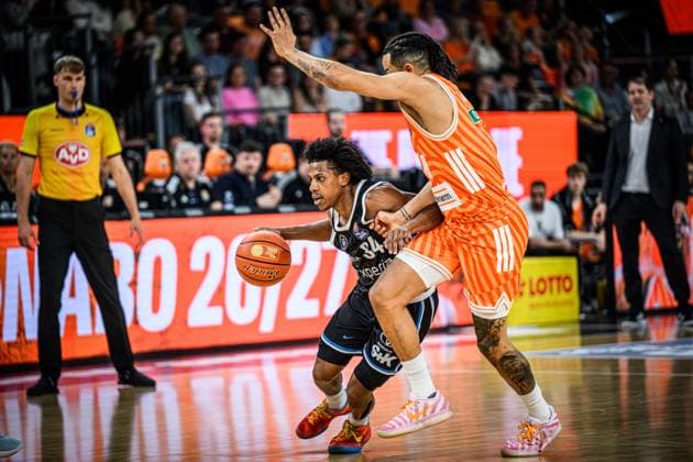 Neu Ulm, Deutschland, 25.04.26: Ross Williams (Veolia Towers Hamburg) und Nelson Weidemann (ratiopharm ulm) im Zweikampf waehrend des Basketball Bundesliga Spiels zwischen ratiopharm ulm vs Veolia Towers Hamburg in der ratiopharm Arena am 25. April 2026 in Neu Ulm, Deutschland. (Foto von Harry Langer DeFodi Images) ratiopharm Arena, Germany, 25.04.26: Ross Williams (Veolia Towers Hamburg) und Nelson Weidemann (ratiopharm ulm) battle for the ball during the Basketball Bundesliga match between ratiopharm ulm vs Veolia Towers Hamburg at Neu Ulm on April 25, 2026 in ratiopharm Arena, Germany. (Photo by Harry Langer DeFodi Images) (Photo by Harry Langer DeFodi Images) -
