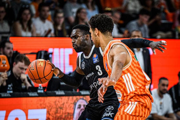 Neu Ulm, Deutschland, 25.04.26: Osaro Rich (Veolia Towers Hamburg) und Mark Smith (ratiopharm ulm) im Zweikampf waehrend des Basketball Bundesliga Spiels zwischen ratiopharm ulm vs Veolia Towers Hamburg in der ratiopharm Arena am 25. April 2026 in Neu Ulm, Deutschland. (Foto von Harry Langer DeFodi Images) ratiopharm Arena, Germany, 25.04.26: Osaro Rich (Veolia Towers Hamburg) und Mark Smith (ratiopharm ulm) battle for the ball during the Basketball Bundesliga match between ratiopharm ulm vs Veolia Towers Hamburg at Neu Ulm on April 25, 2026 in ratiopharm Arena, Germany. (Photo by Harry Langer DeFodi Images) (Photo by Harry Langer DeFodi Images) -
