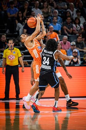 Neu Ulm, Deutschland, 25.04.26: Nelson Weidemann (ratiopharm ulm) und Ross Williams (Veolia Towers Hamburg) im Zweikampf waehrend des Basketball Bundesliga Spiels zwischen ratiopharm ulm vs Veolia Towers Hamburg in der ratiopharm Arena am 25. April 2026 in Neu Ulm, Deutschland. (Foto von Harry Langer DeFodi Images) ratiopharm Arena, Germany, 25.04.26: Nelson Weidemann (ratiopharm ulm) und Ross Williams (Veolia Towers Hamburg) battle for the ball during the Basketball Bundesliga match between ratiopharm ulm vs Veolia Towers Hamburg at Neu Ulm on April 25, 2026 in ratiopharm Arena, Germany. (Photo by Harry Langer DeFodi Images) (Photo by Harry Langer DeFodi Images) -