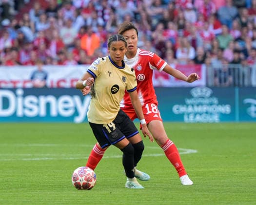 Allianz Arena, München, Deutschland 25.04.2026: Fußball, UEFA Women™s Champions League 2025 2026, Halbfinale Hinspiel, FC Bayern München Frauen vs. FC Barcelona, Barca Frauen: Vicky Lopez Vicky Lopez (FC Barcelona, Mittelfeld) im Zweikampf mit Momoko Tanikawa (FC Bayern München, Mittelfeld) München Bayern Deutschland Copyright: xPhilippxMerkx