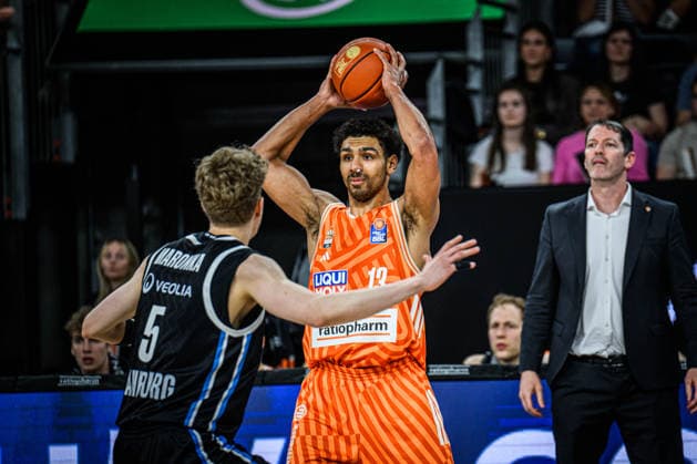 Neu Ulm, Deutschland, 25.04.26: Zsombor Maronka (Veolia Towers Hamburg) und Mark Smith (ratiopharm ulm) im Zweikampf waehrend des Basketball Bundesliga Spiels zwischen ratiopharm ulm vs Veolia Towers Hamburg in der ratiopharm Arena am 25. April 2026 in Neu Ulm, Deutschland. (Foto von Harry Langer DeFodi Images) ratiopharm Arena, Germany, 25.04.26: Zsombor Maronka (Veolia Towers Hamburg) und Mark Smith (ratiopharm ulm) battle for the ball during the Basketball Bundesliga match between ratiopharm ulm vs Veolia Towers Hamburg at Neu Ulm on April 25, 2026 in ratiopharm Arena, Germany. (Photo by Harry Langer DeFodi Images) (Photo by Harry Langer DeFodi Images) -