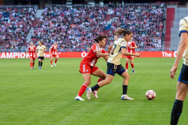 Allianz Arena, München, Deutschland 25.04.2026: Fußball, UEFA Women™s Champions League 2025 2026, Halbfinale Hinspiel, FC Bayern München Frauen vs. FC Barcelona, Barca Frauen: Momoko Tanikawa (FC Bayern München, Mittelfeld) im Zweikampf mit Patri Guijarro (FC Barcelona, Mittelfeld) München Bayern Deutschland Copyright: xPhilippxMerkx