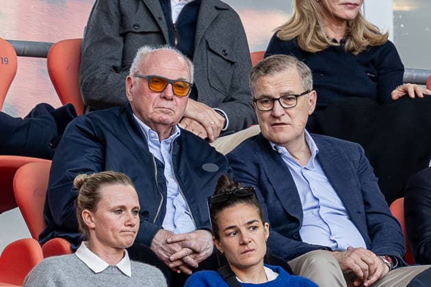 Uli Hoeness (Ehrenpraesident, FC Bayern Muenchen) und Herbert Hainer (Praesident und Aufsichtsratsvorsitzender, FC Bayern Muenchen) auf der Tribuene GER, FC Bayern Muenchen vs. FC Barcelona, Barca Fussball, UEFA Womans Champions League, Halbfinale Hinspiel, Saison 2025 2026, 25.04.2026 GER, FC Bayern Muenchen vs. FC Barcelona, Fussball, UEFA Womans Champions League, Halbfinale Hinspiel, Saison 2025 2026, 25.04.2026 Muenchen Copyright: xEibner-Pressefoto HeikexFeinerx EP_HFR
