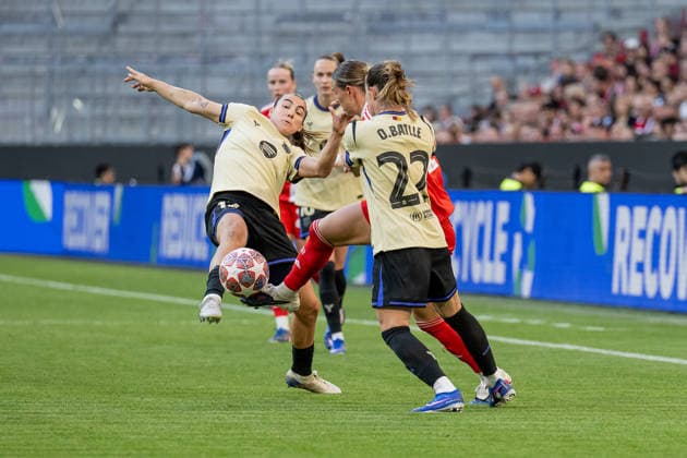 Kampf um den Ball von Klara Buehl (FC Bayern Muenchen Frauen, 17) mit Patri Guijarro FC Barcelona, Barca Woman, 12) und Ona Batlle (FC Barcelona Woman, 22) GER, FC Bayern Muenchen vs. FC Barcelona, Fussball, UEFA Womans Champions League, Halbfinale Hinspiel, Saison 2025 2026, 25.04.2026 GER, FC Bayern Muenchen vs. FC Barcelona, Fussball, UEFA Womans Champions League, Halbfinale Hinspiel, Saison 2025 2026, 25.04.2026 Muenchen Copyright: xEibner-Pressefoto HeikexFeinerx EP_HFR
