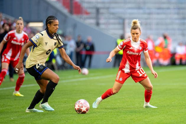 Esmee Brugts (24 Barcelona) und Linda Dallmann (10 FC Bayern) in Aktion beim UEFA Womens Champions League Spiel FC Bayern München - FC Barcelona, Barca am 25.04.2026. München Allianz Arena Bayern Deutschland