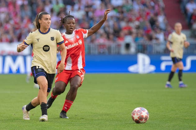 Patri Guijarro (12 Barcelona) und Bernadette Amani (15 Bayern) in Aktion beim UEFA Womens Champions League Spiel FC Bayern München - FC Barcelona, Barca am 25.04.2026. München Allianz Arena Bayern Deutschland