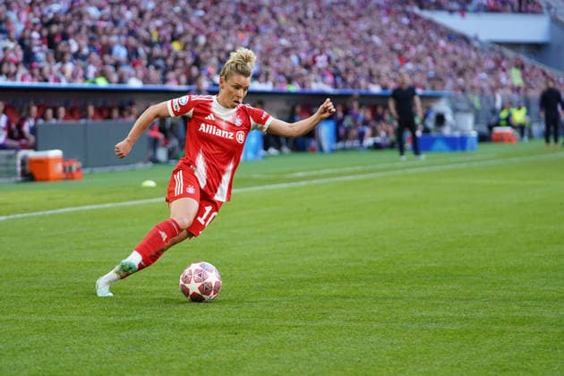 Linda Dallmann (10 FC Bayern) in Aktion beim UEFA Womens Champions League Spiel FC Bayern München - FC Barcelona, Barca am 25.04.2026. München Allianz Arena Bayern Deutschland