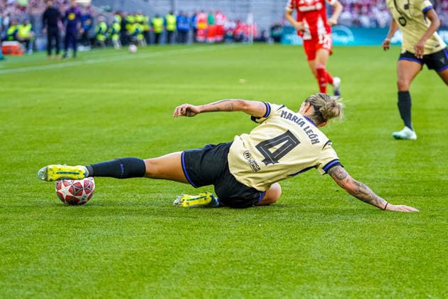 Maria Leon (4 Barcelona) in Aktion beim UEFA Womens Champions League Spiel FC Bayern München - FC Barcelona, Barca am 25.04.2026. München Allianz Arena Bayern Deutschland