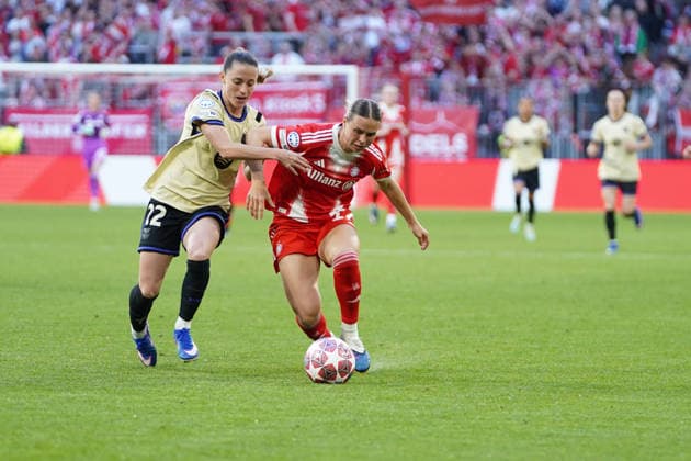 Ona Batlle (22 Barcelona) und Klara Bühl (17 FC Bayern) in Aktion beim UEFA Womens Champions League Spiel FC Bayern München - FC Barcelona, Barca am 25.04.2026. München Allianz Arena Bayern Deutschland