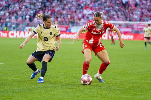Ona Batlle (22 Barcelona) und Klara Bühl (17 FC Bayern) in Aktion beim UEFA Womens Champions League Spiel FC Bayern München - FC Barcelona, Barca am 25.04.2026. München Allianz Arena Bayern Deutschland
