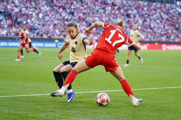 Ona Batlle (22 Barcelona) und Klara Bühl (17 FC Bayern) in Aktion beim UEFA Womens Champions League Spiel FC Bayern München - FC Barcelona, Barca am 25.04.2026. München Allianz Arena Bayern Deutschland
