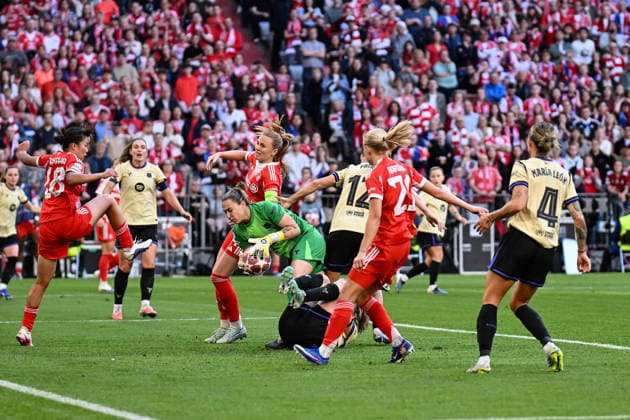 Fußball I Frauen I Saison 2025-2026 I Champions League I Halbfinale I FC Bayern München - FC Barcelona, Barca I 25.04.2026 Momoko Tanikawa (18, FC Bayern München), Glodis Viggosdottir (4, FC Bayern München), Catalina Coll (13, FC Barcelona), Patri Guijarro (12, FC Barcelona), Pernille Harder (21, FC Bayern München) und Mapi Leon (4, FC Barcelona) im Strafraum München Allianz-Arena (Werner-Heisenberg-Allee 25) Bayern Deutschland Copyright: xLobeca InesxHähnelx