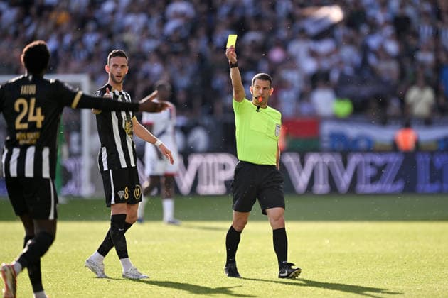 Angers SCO v Paris Saint-Germain - Ligue 1 McDonald s 2025 2026 Jeremy STINAT (ARBITRE) during the Ligue 1 McDonald s match between Angers and Paris Saint-Germain at Stade Raymond Kopa on April 25, 2026 in Angers, France. Angers France  Copyright: xFEPx 776348371