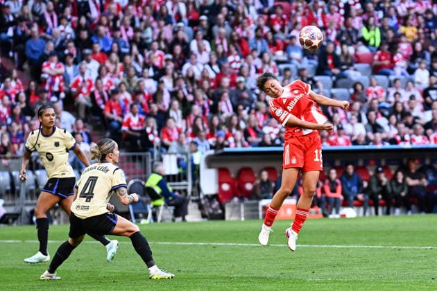 Fußball I Frauen I Saison 2025-2026 I Champions League I Halbfinale I FC Bayern München - FC Barcelona, Barca I 25.04.2026 Kopfball Momoko Tanikawa (18, FC Bayern München) München Allianz-Arena (Werner-Heisenberg-Allee 25) Bayern Deutschland Copyright: xLobeca InesxHähnelx