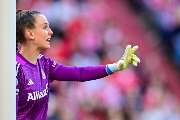Ena MAHMUTOVIC (Torwart, Torfrau, FC Bayern, FCB, 32) gibt Anweisungen, gestikuliert, mit den Armen gestikulieren, gives instructions, gesticulate, Einzelbild, Aktion, Action, 25.04.2026, München (Deutschland), Fussball, UEFA Womens Champions League, Halbfinale, FC Bayern München - FC Barcelona, Barca