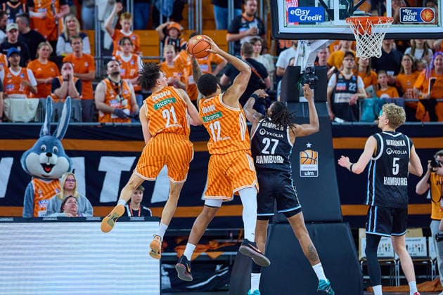 Luftkampf Alec Anigbata (ratiopharm ulm, 21), Joel Soriano (ratiopharm ulm, 12), Karl Gable II (Veolia Towers Hamburg, 27), Zsombor Maronka (Veolia Towers Hamburg, 05) GER, ratiopharm ulm vs. Veolia Towers Hamburg, Basketball, 31. Spieltag, EasyCredit BBL, Spielzeit 2025 2026, 25.04.2026 GER, ratiopharm ulm vs. Veolia Towers Hamburg, Basketball, 31. Spieltag, EasyCredit BBL, Spielzeit 2025 2026, 25.04.2026 Neu-Ulm Copyright: xEibner-Pressefoto GeraldxOelze-dexStoppanyx EP_ODS