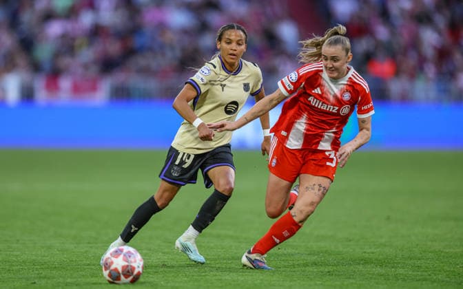 GER, München, Bayern München vs FC Barcelona, Barca Women s Champions League, Fussball, UEFA, Spielzeit 2025 2026, Allianz Arena, Halbfinale, Hinspiel im Bild v.l.: Vicky Lopez (FC Barcelona 19), Georgia Stanway (Bayern München 31) DFB DFL REGULATIONS PROHIBIT ANY USE OF PHOTOGRAPHS AS IMAGE SEQUENCES AND OR QUASI-VIDEO, 25.04.2026 Copyright: HMBxMedia HendrikxHamelau