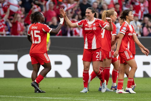 Bernadette Amani (15 Bayern) und Vanessa Gilles (2 Bayern) jubeln über das Tor zum 1-1 beim UEFA Womens Champions League Spiel FC Bayern München - FC Barcelona, Barca am 25.04.2026. München Allianz Arena Bayern Deutschland