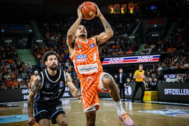 Neu Ulm, Deutschland, 25.04.26: Devon Daniels (Veolia Towers Hamburg) und Nelson Weidemann (ratiopharm ulm) im Zweikampf waehrend des Basketball Bundesliga Spiels zwischen ratiopharm ulm vs Veolia Towers Hamburg in der ratiopharm Arena am 25. April 2026 in Neu Ulm, Deutschland. (Foto von Harry Langer DeFodi Images) ratiopharm Arena, Germany, 25.04.26: Devon Daniels (Veolia Towers Hamburg) und Nelson Weidemann (ratiopharm ulm) battle for the ball during the Basketball Bundesliga match between ratiopharm ulm vs Veolia Towers Hamburg at Neu Ulm on April 25, 2026 in ratiopharm Arena, Germany. (Photo by Harry Langer DeFodi Images) (Photo by Harry Langer DeFodi Images) -