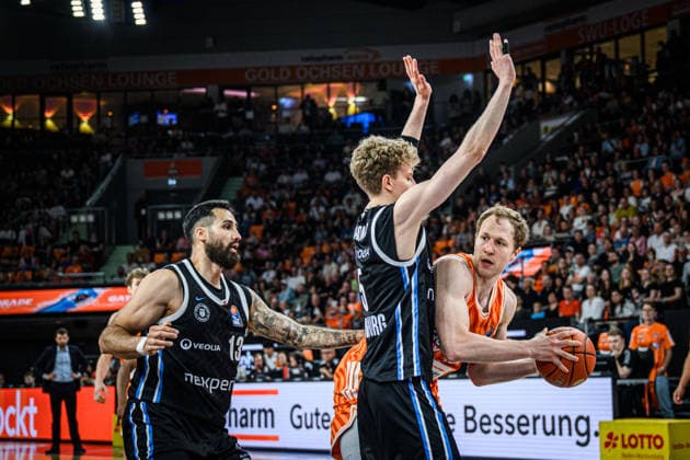 Neu Ulm, Deutschland, 25.04.26: Martin Breunig (Veolia Towers Hamburg), Zsombor Maronka (Veolia Towers Hamburg) und Christian Sengfelder (ratiopharm ulm) battle for the ball waehrend des Basketball Bundesliga Spiels zwischen ratiopharm ulm vs Veolia Towers Hamburg in der ratiopharm Arena am 25. April 2026 in Neu Ulm, Deutschland. (Foto von Harry Langer DeFodi Images) ratiopharm Arena, Germany, 25.04.26: Martin Breunig (Veolia Towers Hamburg), Zsombor Maronka (Veolia Towers Hamburg) und Christian Sengfelder (ratiopharm ulm) during the Basketball Bundesliga match between ratiopharm ulm vs Veolia Towers Hamburg at Neu Ulm on April 25, 2026 in ratiopharm Arena, Germany. (Photo by Harry Langer DeFodi Images) (Photo by Harry Langer DeFodi Images) -