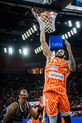 Neu Ulm, Deutschland, 25.04.26: Karl Gamble II (Veolia Towers Hamburg) und Joel Soriano (ratiopharm ulm) im Zweikampf waehrend des Basketball Bundesliga Spiels zwischen ratiopharm ulm vs Veolia Towers Hamburg in der ratiopharm Arena am 25. April 2026 in Neu Ulm, Deutschland. (Foto von Harry Langer DeFodi Images) ratiopharm Arena, Germany, 25.04.26: Karl Gamble II (Veolia Towers Hamburg) und Joel Soriano (ratiopharm ulm) battle for the ball during the Basketball Bundesliga match between ratiopharm ulm vs Veolia Towers Hamburg at Neu Ulm on April 25, 2026 in ratiopharm Arena, Germany. (Photo by Harry Langer DeFodi Images) (Photo by Harry Langer DeFodi Images) -