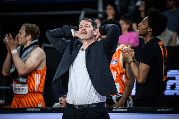 Neu Ulm, Deutschland, 25.04.26: Head Coach Ty Harrelson (ratiopharm ulm) gestikuliert, gestik waehrend des Basketball Bundesliga Spiels zwischen ratiopharm ulm vs Veolia Towers Hamburg in der ratiopharm Arena am 25. April 2026 in Neu Ulm, Deutschland. (Foto von Harry Langer DeFodi Images) ratiopharm Arena, Germany, 25.04.26: Head Coach Ty Harrelson (ratiopharm ulm) gestures during the Basketball Bundesliga match between ratiopharm ulm vs Veolia Towers Hamburg at Neu Ulm on April 25, 2026 in ratiopharm Arena, Germany. (Photo by Harry Langer DeFodi Images) (Photo by Harry Langer DeFodi Images) -