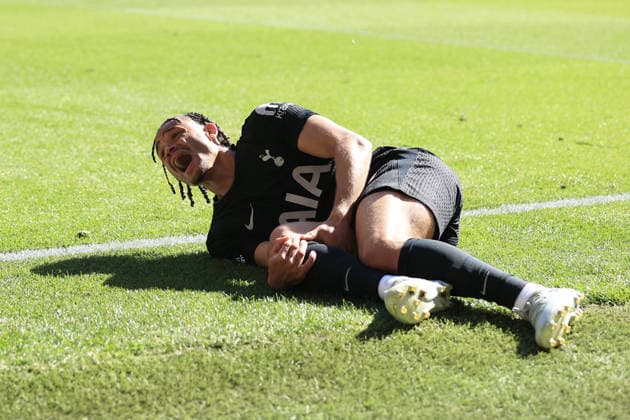 Football - Premier League - Wolverhampton Wanderers v Tottenham Hotspur 25th April 2026 - Premier League - Wolverhampton Wanderers v Tottenham Hotspur - Xavi Simons of Tottenham Hotspur screams in agony as he clutches his injured knee - Photo: Simon Stacpoole Offside. Wolverhampton UK *** Fußball Premier League Wolverhampton Wanderers v Tottenham Hotspur 25. April 2026 Premier League Wolverhampton Wanderers v Tottenham Hotspur Xavi Simons von Tottenham Hotspur schreit vor Schmerzen, während er sich sein verletztes Knie umklammert Foto Simon Stacpoole Abseits Wolverhampton UK  Copyright: xSimonxStacpoolexOffside