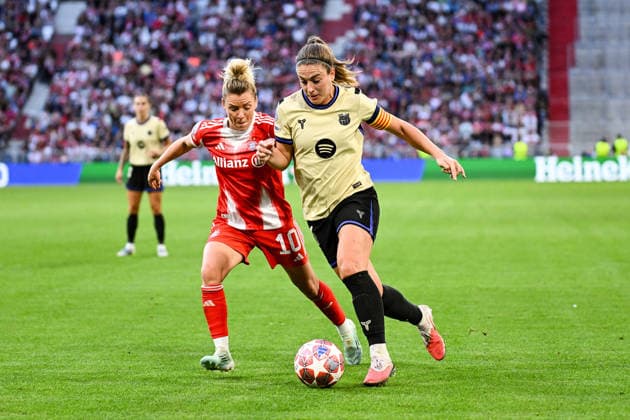 Fußball I Frauen I Saison 2025-2026 I Champions League I Halbfinale I FC Bayern München - FC Barcelona, Barca I 25.04.2026 Zweikampf Linda Dallmann (10, FC Bayern München) gegen Alexia Putellas (11, FC Barcelona) München Allianz-Arena (Werner-Heisenberg-Allee 25) Bayern Deutschland Copyright: xLobeca InesxHähnelx