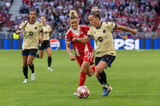 Kampf um den Ball Zweikampf zwischen Claudia Pina FC Barcelona, Barca Woman, 09) und Linda Dallmann (FC Bayern Muenchen Frauen, 10) GER, FC Bayern Muenchen vs. FC Barcelona, Fussball, UEFA Womans Champions League, Halbfinale Hinspiel, Saison 2025 2026, 25.04.2026 GER, FC Bayern Muenchen vs. FC Barcelona, Fussball, UEFA Womans Champions League, Halbfinale Hinspiel, Saison 2025 2026, 25.04.2026 Muenchen Copyright: xEibner-Pressefoto HeikexFeinerx EP_HFR