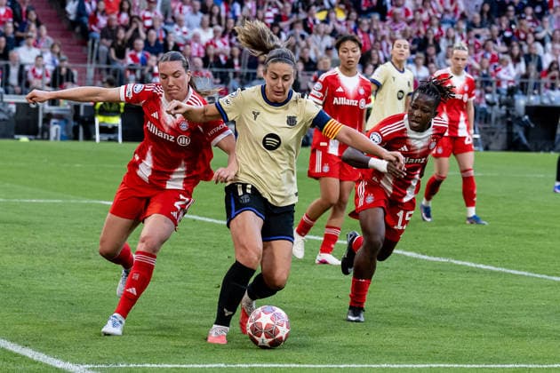 Kampf um den Ball von Vanessa Gilles (FC Bayern Muenchen Frauen, 02) und Bernadette Amani (FC Bayern Muenchen Frauen, 15) mit Alexia Putellas FC Barcelona, Barca Woman, 11) GER, FC Bayern Muenchen vs. FC Barcelona, Fussball, UEFA Womans Champions League, Halbfinale Hinspiel, Saison 2025 2026, 25.04.2026 GER, FC Bayern Muenchen vs. FC Barcelona, Fussball, UEFA Womans Champions League, Halbfinale Hinspiel, Saison 2025 2026, 25.04.2026 Muenchen *** Battle for the ball by Vanessa Gilles FC Bayern Muenchen Women, 02 and Bernadette Amani FC Bayern Muenchen Women, 15 with Alexia Putellas FC Barcelona Woman, 11 GER, FC Bayern Muenchen vs FC Barcelona, Football, UEFA Womans Champions League, Semi-Final First Leg, 2025 2026 Season, 25 04 2026 GER, FC Bayern Muenchen vs FC Barcelona, Football, UEFA Womans Champions League, Semi-Final First Leg, 2025 2026 Season, 25 04 2026 Muenchen Copyright: xEibner-Pressefoto HeikexFeinerx EP_HFR