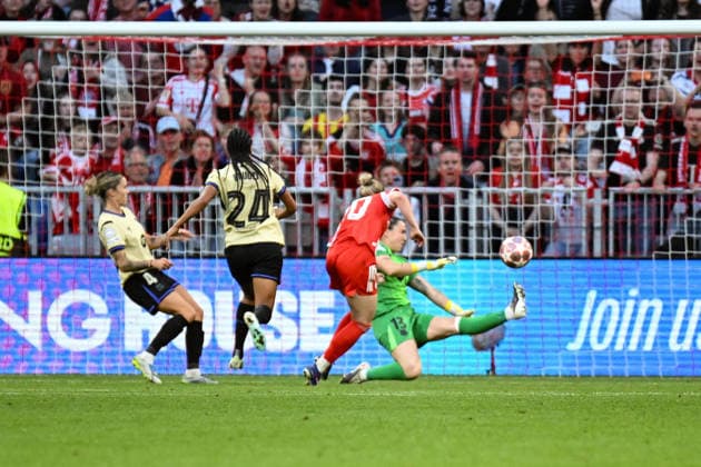 Fußball I Frauen I Saison 2025-2026 I Champions League I Halbfinale I FC Bayern München - FC Barcelona, Barca I 25.04.2026 Tor Franziska Kett (20, FC Bayern München) überwindet Catalina Coll (13, FC Barcelona), links Mapi Leon (4, FC Barcelona) und Esmee Brugts (24, FC Barcelona) München Allianz-Arena (Werner-Heisenberg-Allee 25) Bayern Deutschland Copyright: xLobeca InesxHähnelx
