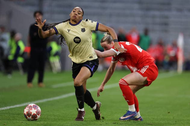 Paralluelo - Kett Aktion Rote Karte , Fc Bayern München-Barcelona Halbfinal Women Champions League , Frauen Fußball , in den Allianz Arena Stadion, in München , Bayern , Deutschland. April 25 , 2026 . Photo by: Davide Elias IPA Photo Pressefoto DENL Copyright: xDavidexEliasx