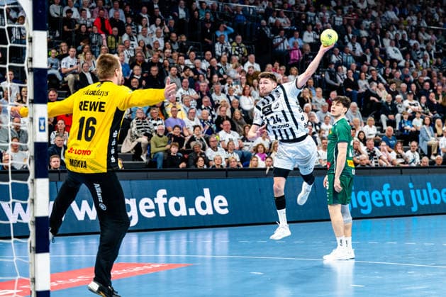25.04.2026, xdobgx, Handball Daikin HBL, THW Kiel - SC DHfK Leipzig v.l. TomaÅ¡ Mrkva (SC DHfK Leipzig Verein, 16), Lukas Zerbe (Kiel, 24) beim Wurf, in action, throwing Kiel