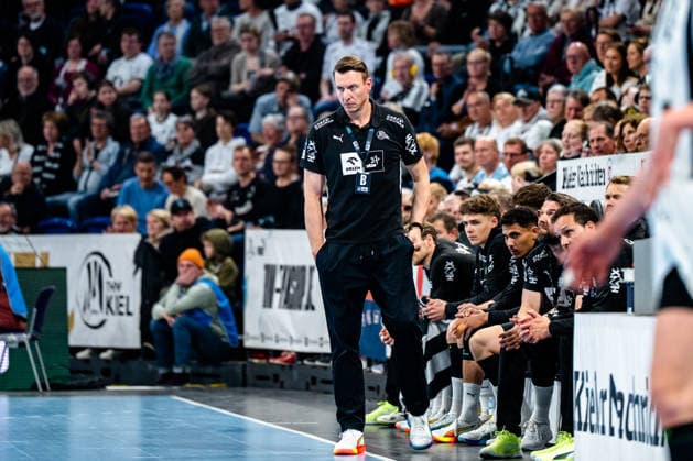 25.04.2026, xdobgx, Handball Daikin HBL, THW Kiel - SC DHfK Leipzig v.l. Filip Jicha (Kiel, Trainer) Freisteller, Einzelbild, Ganzkoerper Kiel