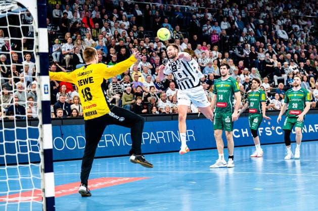 25.04.2026, xdobgx, Handball Daikin HBL, THW Kiel - SC DHfK Leipzig v.l. TomaÅ¡ Mrkva (SC DHfK Leipzig Verein, 16), Harald Reinkind (Kiel, 6) beim Wurf, in action, throwing Kiel