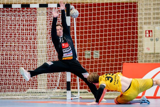 Krefeld, 24.04.2026, Handball, Herren, 2. Bundesliga, 29. Spieltag, 2025 2026: HSG Krefeld Niederrhein VFL Lübeck-Schwartau Mark Ferjan (VfL Lübeck-Schwartau, 77) pariert gegen Lars Jagieniak (HSG Krefeld Niederrhein, 33)