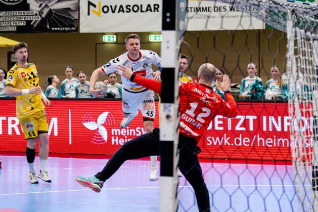 Krefeld, 24.04.2026, Handball, Herren, 2. Bundesliga, 29. Spieltag, 2025 2026: HSG Krefeld Niederrhein VFL Lübeck-Schwartau Jan-Eric Speckmann (VfL Lübeck-Schwartau, 45) beim Torwurf gegen Pau Guitart (HSG Krefeld Niederrhein Niederrhein, 12)