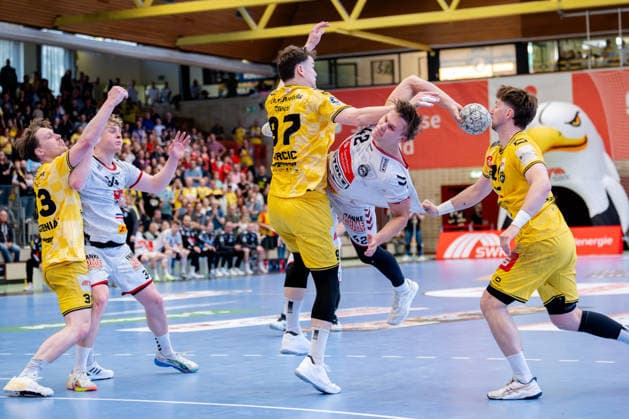 Krefeld, 24.04.2026, Handball, Herren, 2. Bundesliga, 29. Spieltag, 2025 2026: HSG Krefeld Niederrhein VFL Lübeck-Schwartau Einar Nickelsen (VfL Lübeck-Schwartau, 42) im Zweikampf mit Matija Mircic (HSG Krefeld Niederrhein, 97)