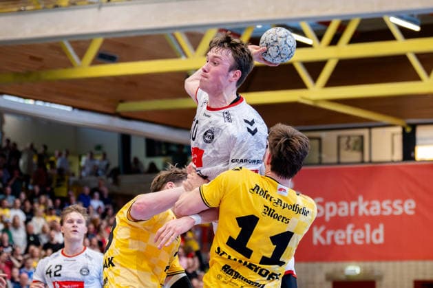 Krefeld, 24.04.2026, Handball, Herren, 2. Bundesliga, 29. Spieltag, 2025 2026: HSG Krefeld Niederrhein VFL Lübeck-Schwartau Ole Hagedorn (VfL Lübeck-Schwartau, 10) beim Wurf aus dem Rückraum