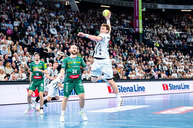 25.04.2026, xdobgx, Handball Daikin HBL, THW Kiel - SC DHfK Leipzig v.l. Moritz Preuss (SC DHfK Leipzig Verein, 24), Lukas Laube (Kiel, 20) beim Wurf, in action, throwing Kiel
