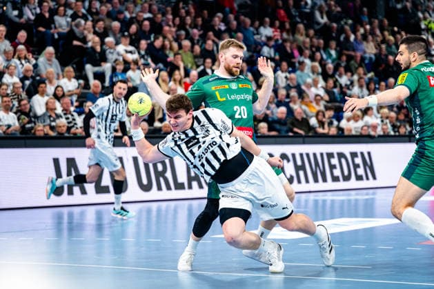 25.04.2026, xdobgx, Handball Daikin HBL, THW Kiel - SC DHfK Leipzig v.l. Lukas Laube (Kiel, 20) beim Wurf, in action, throwing, William Bogojevic (SC DHfK Leipzig Verein, 20) Kiel