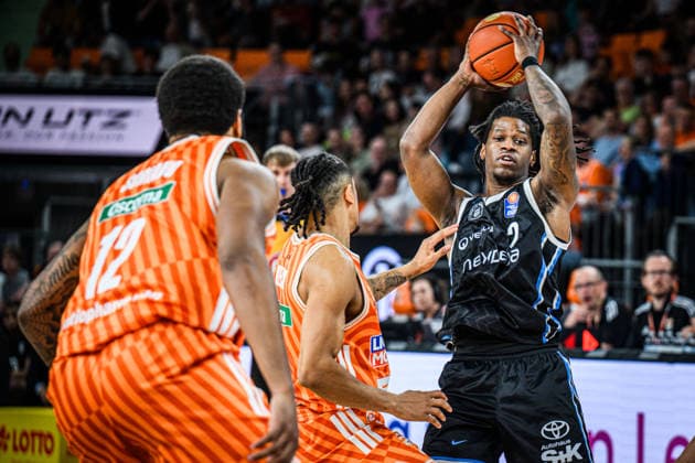 Neu Ulm, Deutschland, 25.04.26: Joel Soriano (ratiopharm ulm), Nelson Weidemann (ratiopharm ulm) und Leonard Thorpe Jr. (Veolia Towers Hamburg) im Zweikampf waehrend des Basketball Bundesliga Spiels zwischen ratiopharm ulm vs Veolia Towers Hamburg in der ratiopharm Arena am 25. April 2026 in Neu Ulm, Deutschland. (Foto von Harry Langer DeFodi Images) ratiopharm Arena, Germany, 25.04.26: Joel Soriano (ratiopharm ulm), Nelson Weidemann (ratiopharm ulm) und Leonard Thorpe Jr. (Veolia Towers Hamburg) battle for the ball during the Basketball Bundesliga match between ratiopharm ulm vs Veolia Towers Hamburg at Neu Ulm on April 25, 2026 in ratiopharm Arena, Germany. (Photo by Harry Langer DeFodi Images) (Photo by Harry Langer DeFodi Images) -