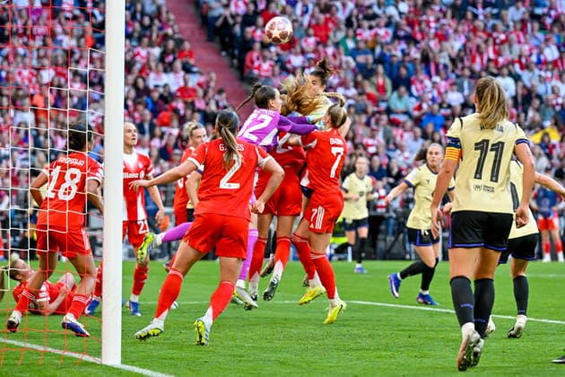 Strafraumszene: Ena MAHMUTOVIC (Torwart, Torfrau, FC Bayern, FCB, 32) greift daneben, 25.04.2026, München (Deutschland), Fussball, UEFA Womens Champions League, Halbfinale, FC Bayern München - FC Barcelona, Barca