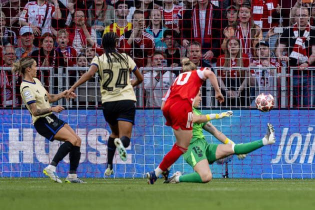 Cata Coll (Torfrau, FC Barcelona, Barca Woman, 13) kann das Tor zum 1:1 - Ausgleich durch Franziska Kett (FC Bayern Muenchen Frauen, 20) nicht verhindern GER, FC Bayern Muenchen vs. FC Barcelona, Fussball, UEFA Womans Champions League, Halbfinale Hinspiel, Saison 2025 2026, 25.04.2026 GER, FC Bayern Muenchen vs. FC Barcelona, Fussball, UEFA Womans Champions League, Halbfinale Hinspiel, Saison 2025 2026, 25.04.2026 Muenchen Copyright: xEibner-Pressefoto HeikexFeinerx EP_HFR